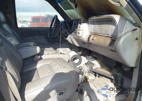 1997 GMC Suburban 2500 Sl z USA, uszkodzony, nr VIN 3GKGC26J2VG527496